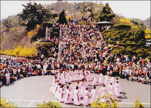 유달산 노적봉에서 시작하는 일주도로변은 온통 개나리와 벚꽃으로 뒤덮는다. 지난해까지는 '유달산꽃축제'로 열렸으나 올해부터는 '해양문화축제'로 확대했다. 